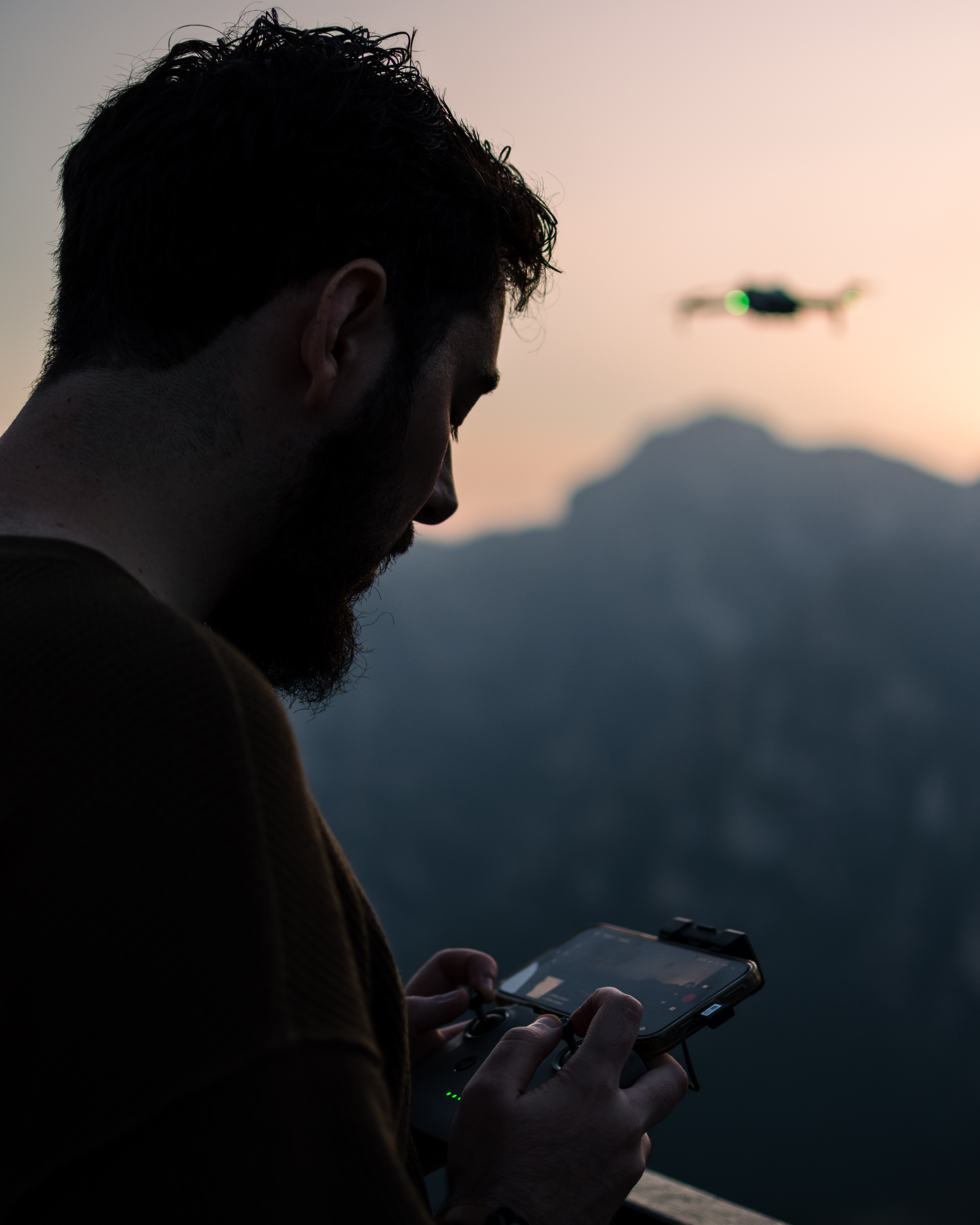 Gabriel con el dron al atardecer