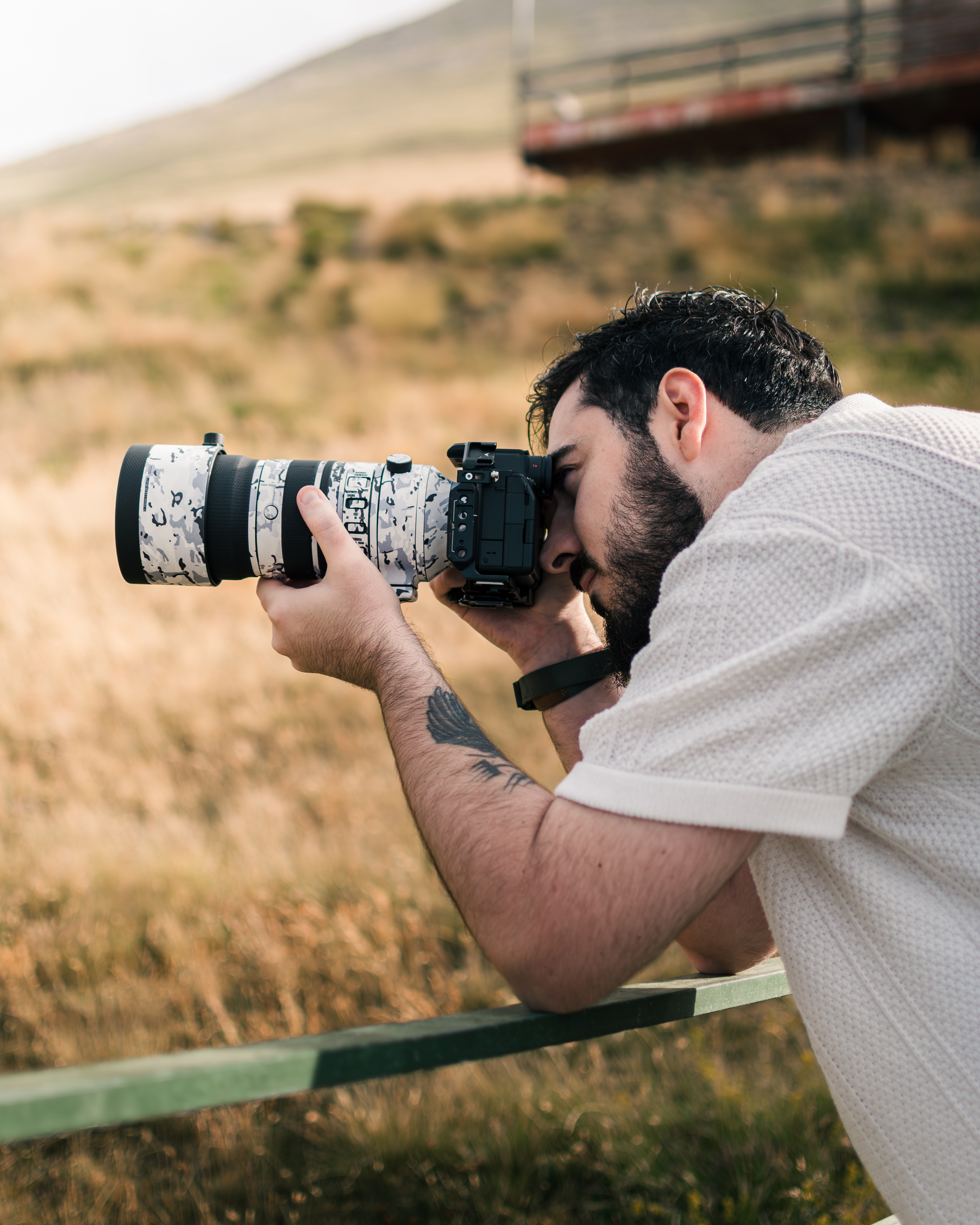 Gabriel fotografiando en la naturaleza